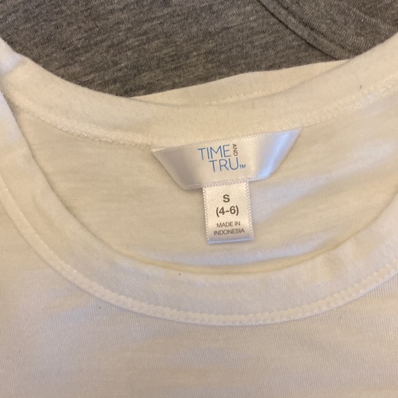 Time & Tru Lot of 2 Sleeveless Tee Shirts Long With Ruffle bottom Size Small - Picture 8 of 9